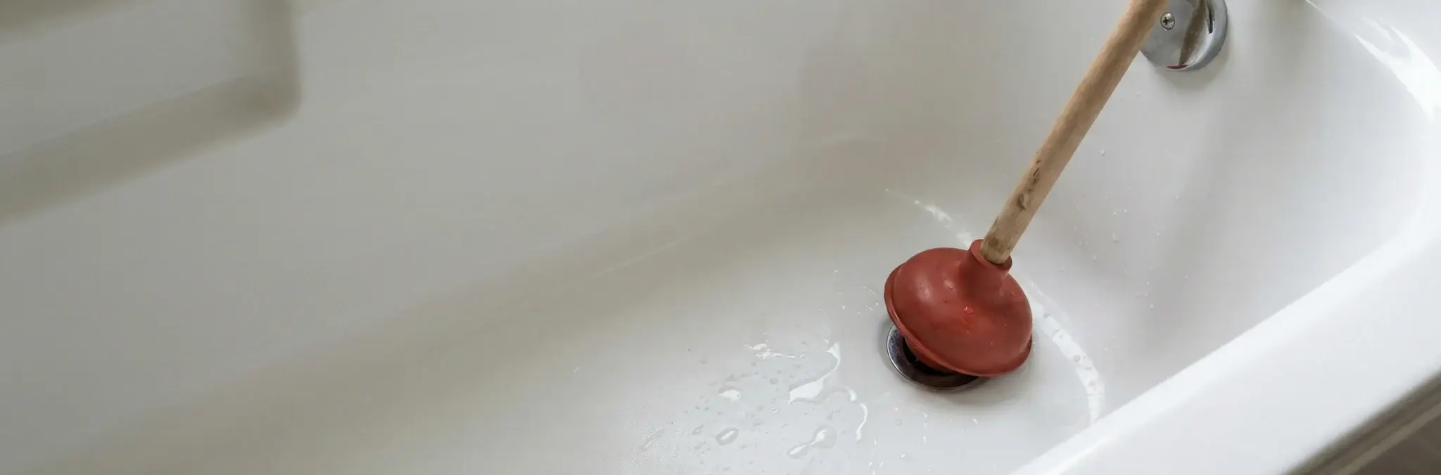 Comment déboucher une baignoire