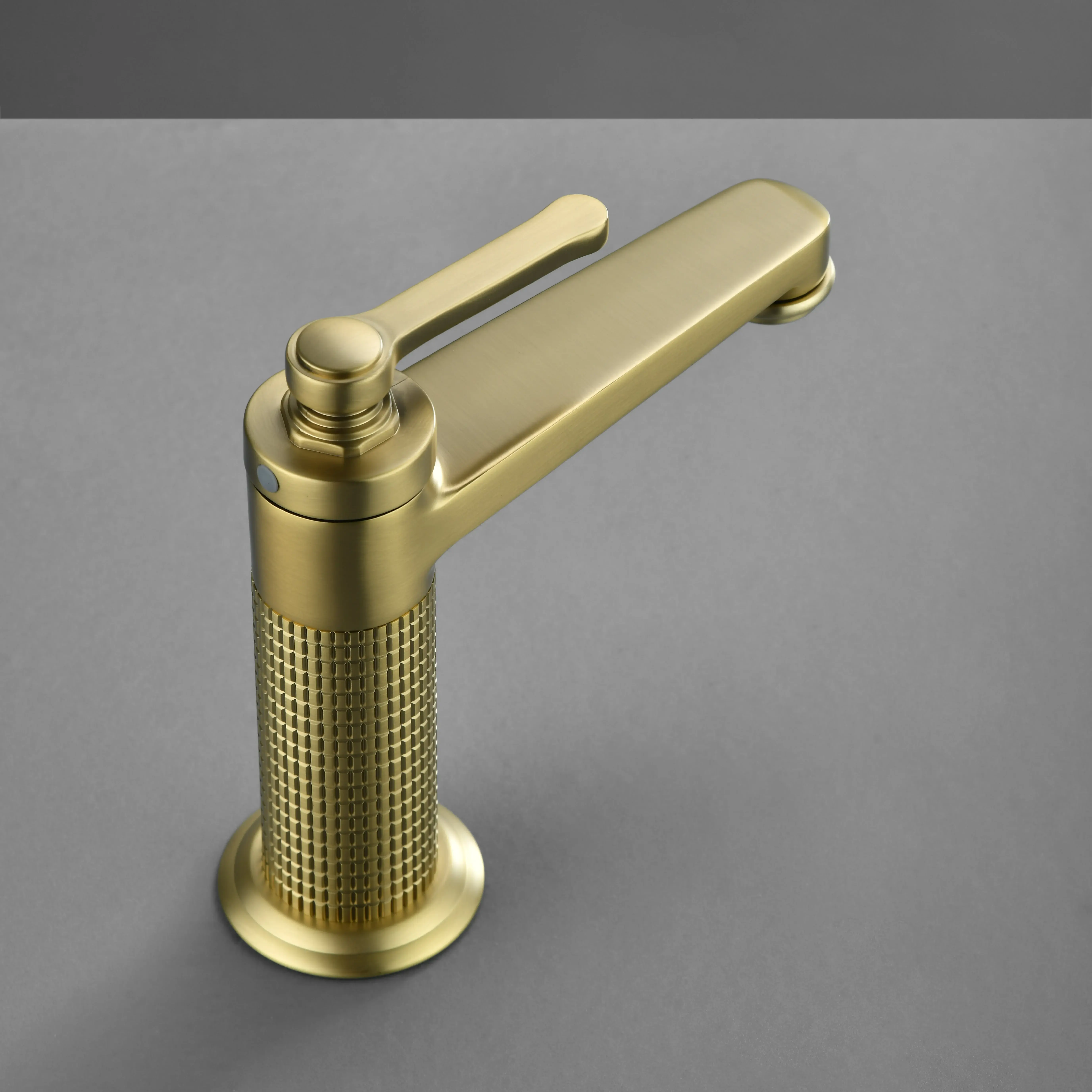 Mitigeur lavabo cannelé, Doré brossé, César  
