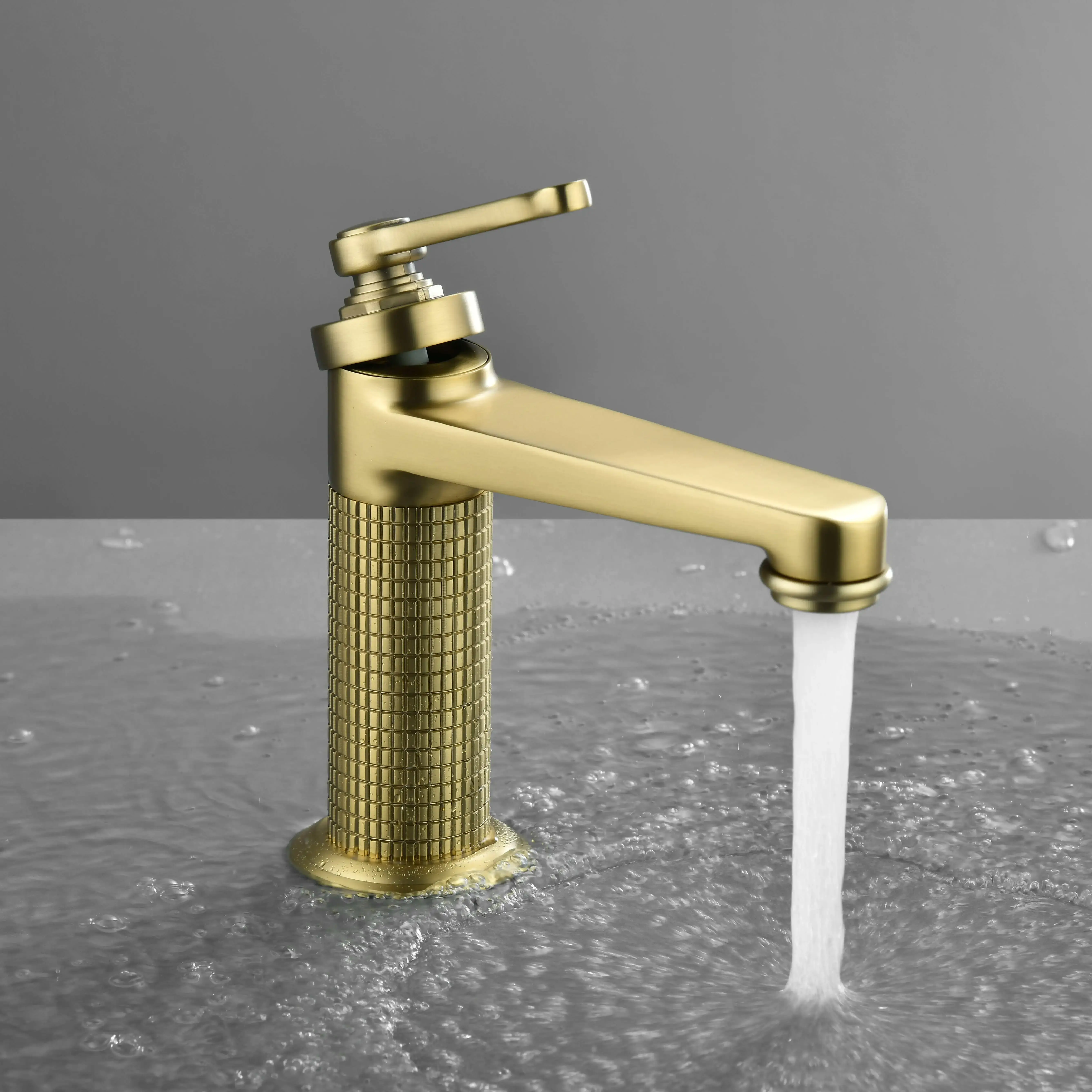 Mitigeur lavabo cannelé, Doré brossé, César  