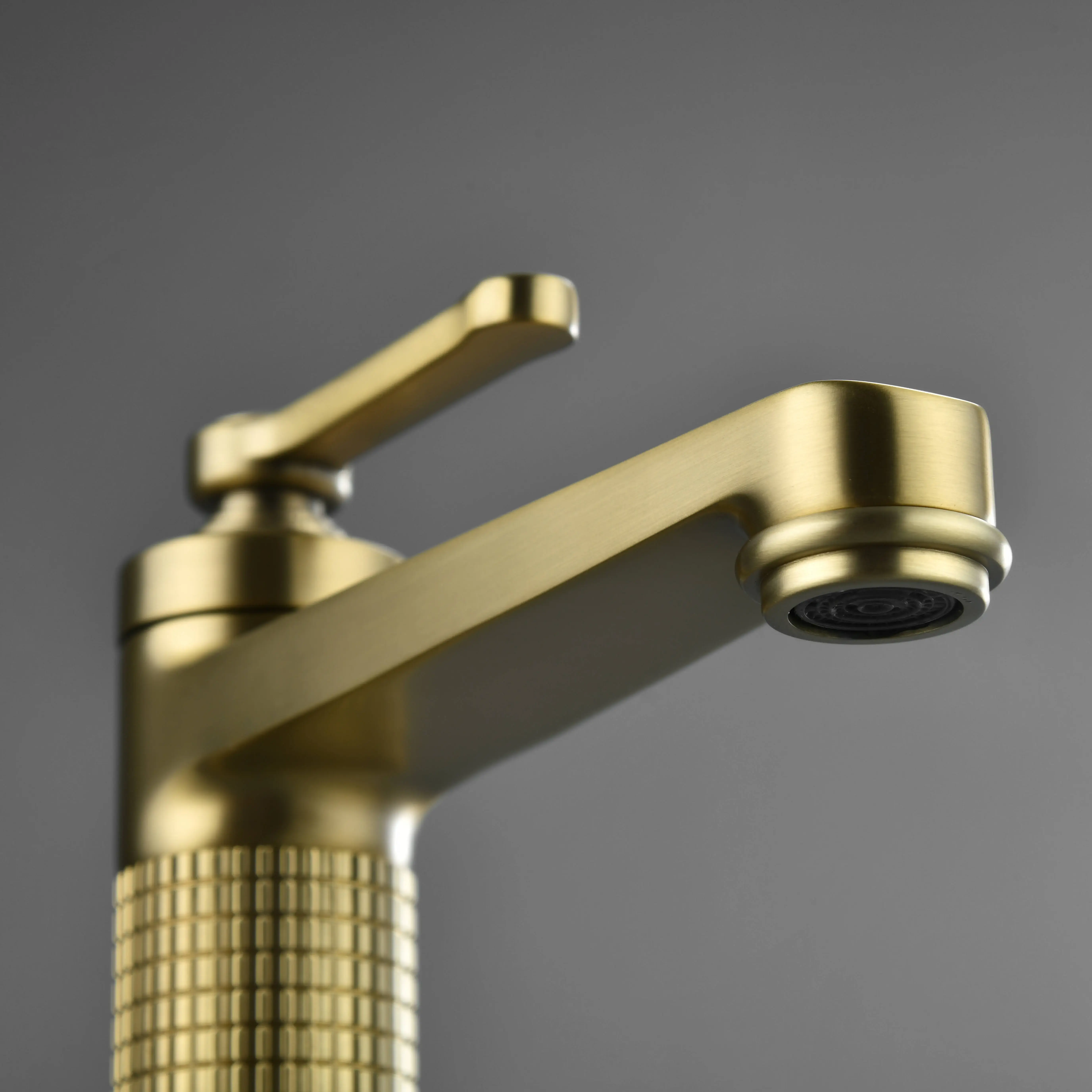Mitigeur lavabo cannelé, Doré brossé, César  