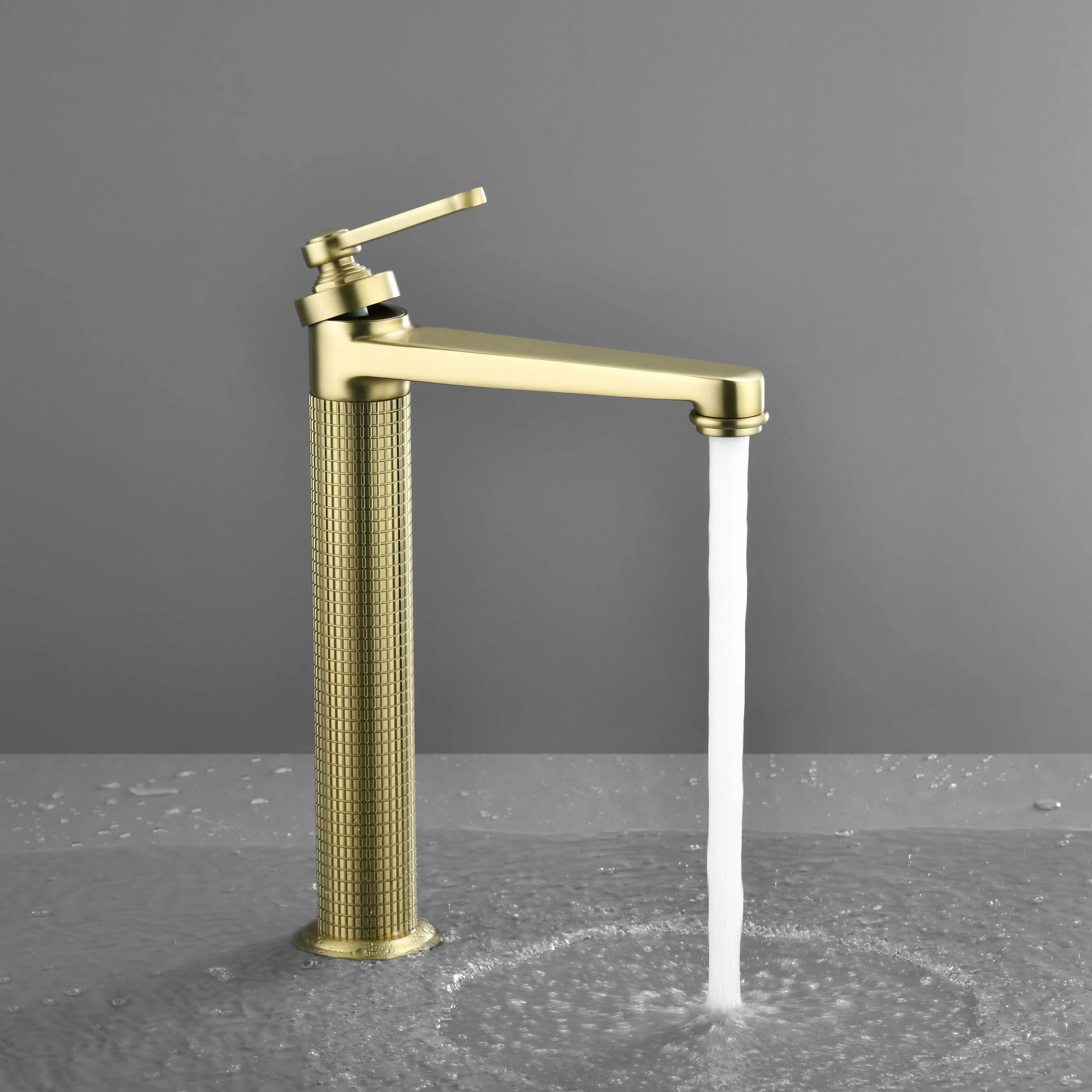 Mitigeur lavabo surélevé cannelé, Doré brossé, César   