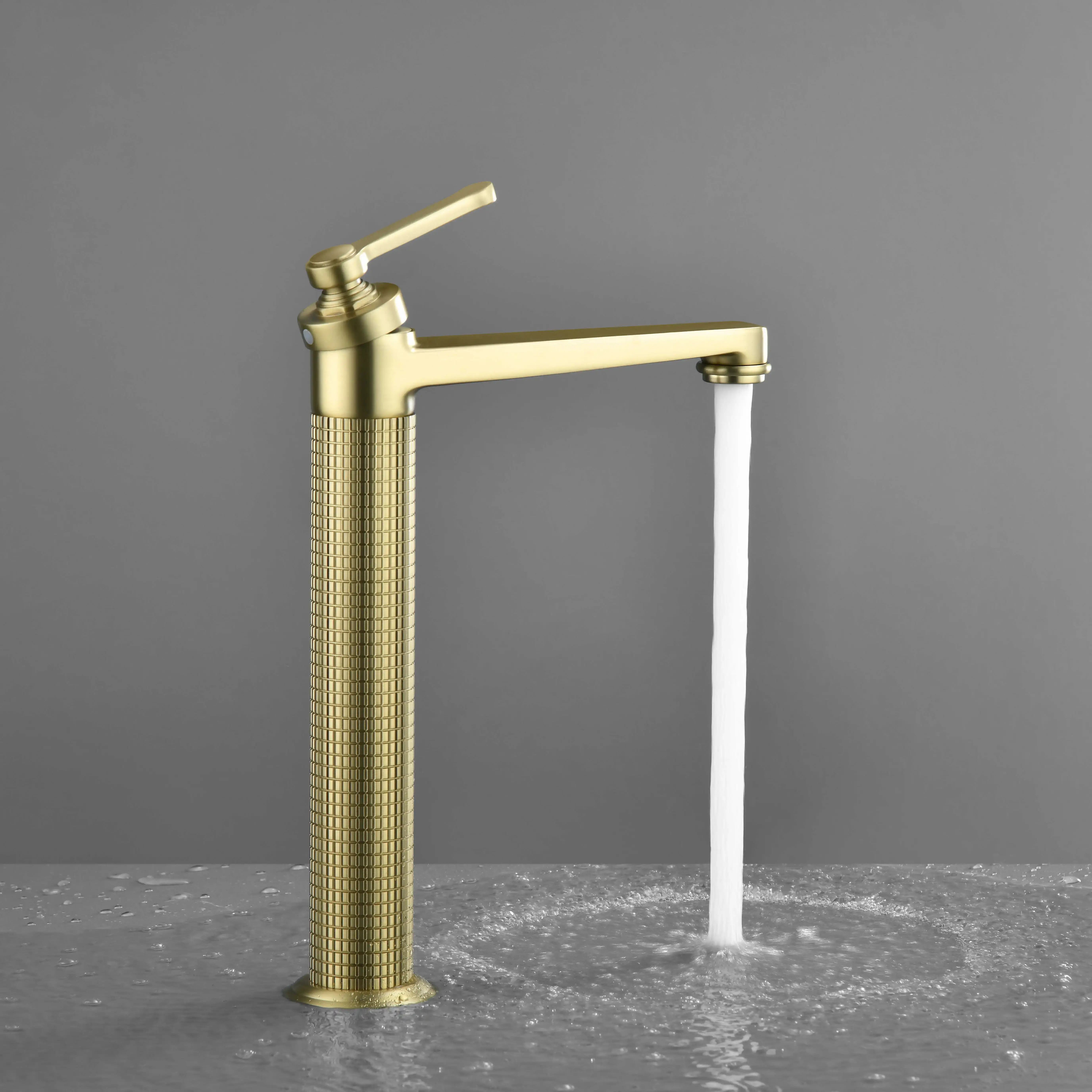 Mitigeur lavabo surélevé cannelé, Doré brossé, César   