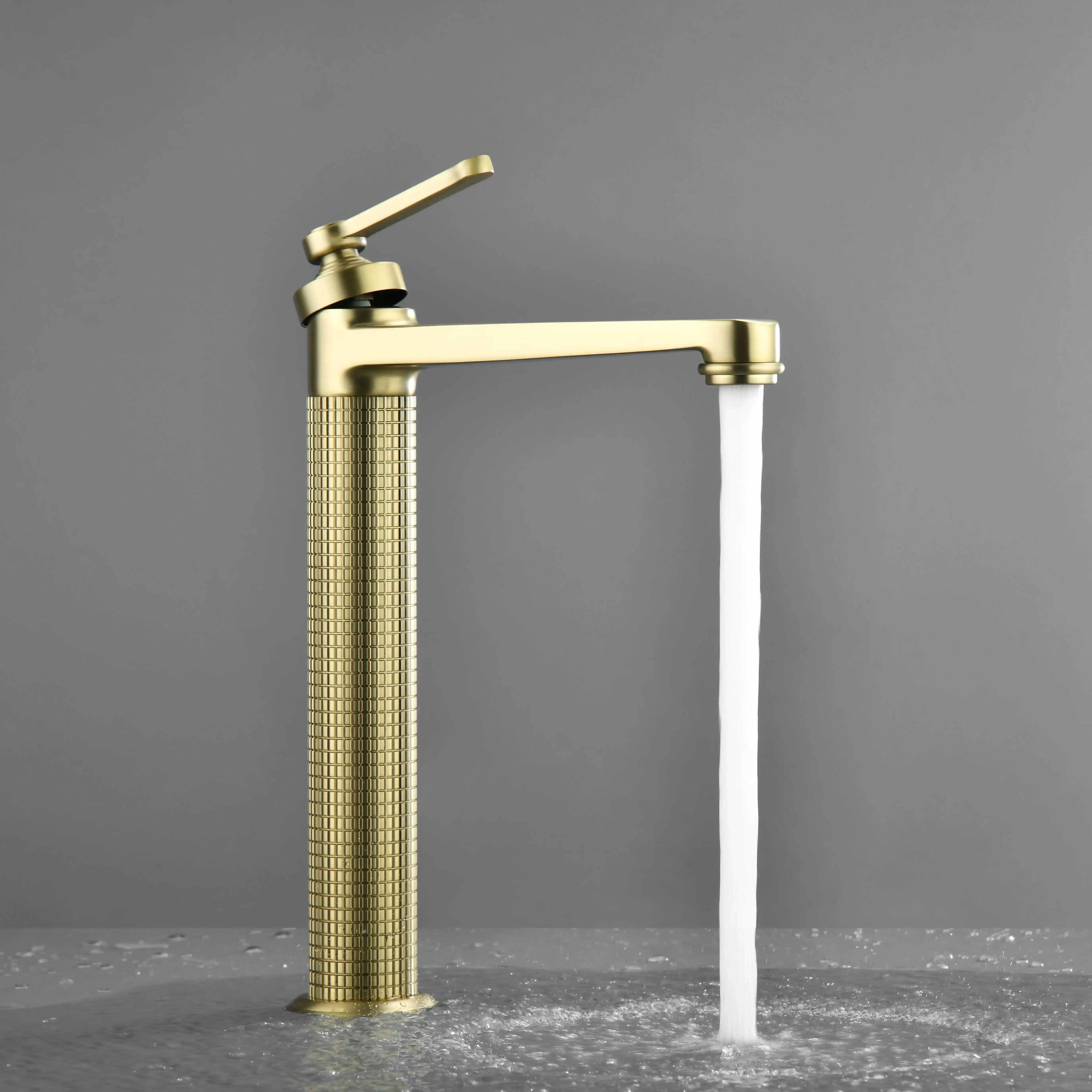 Mitigeur lavabo surélevé cannelé, Doré brossé, César   