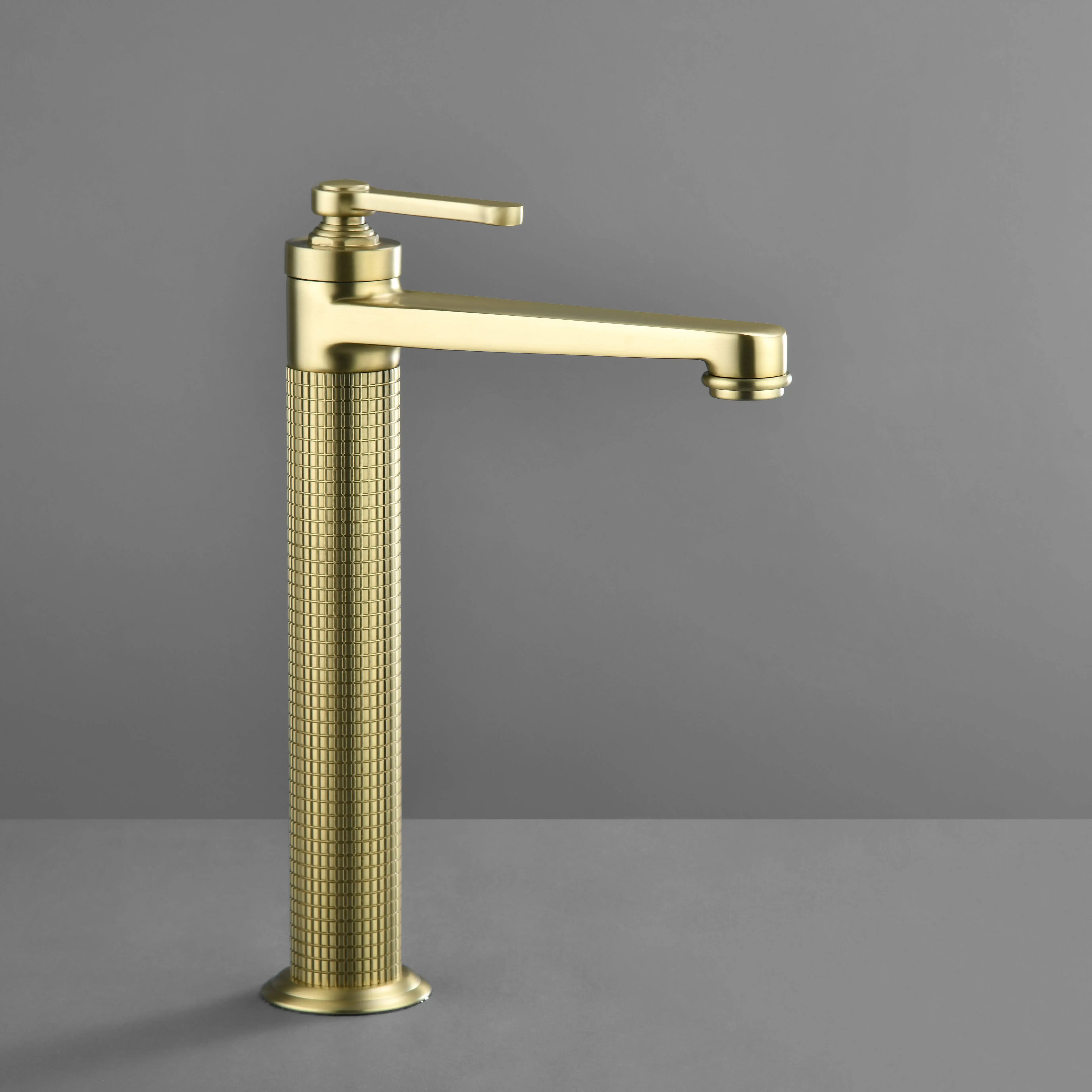 Mitigeur lavabo surélevé cannelé César en doré, finition brillante, silhouette élancée, corps texturé et poignée fine, idéal pour une salle de bain luxueuse.