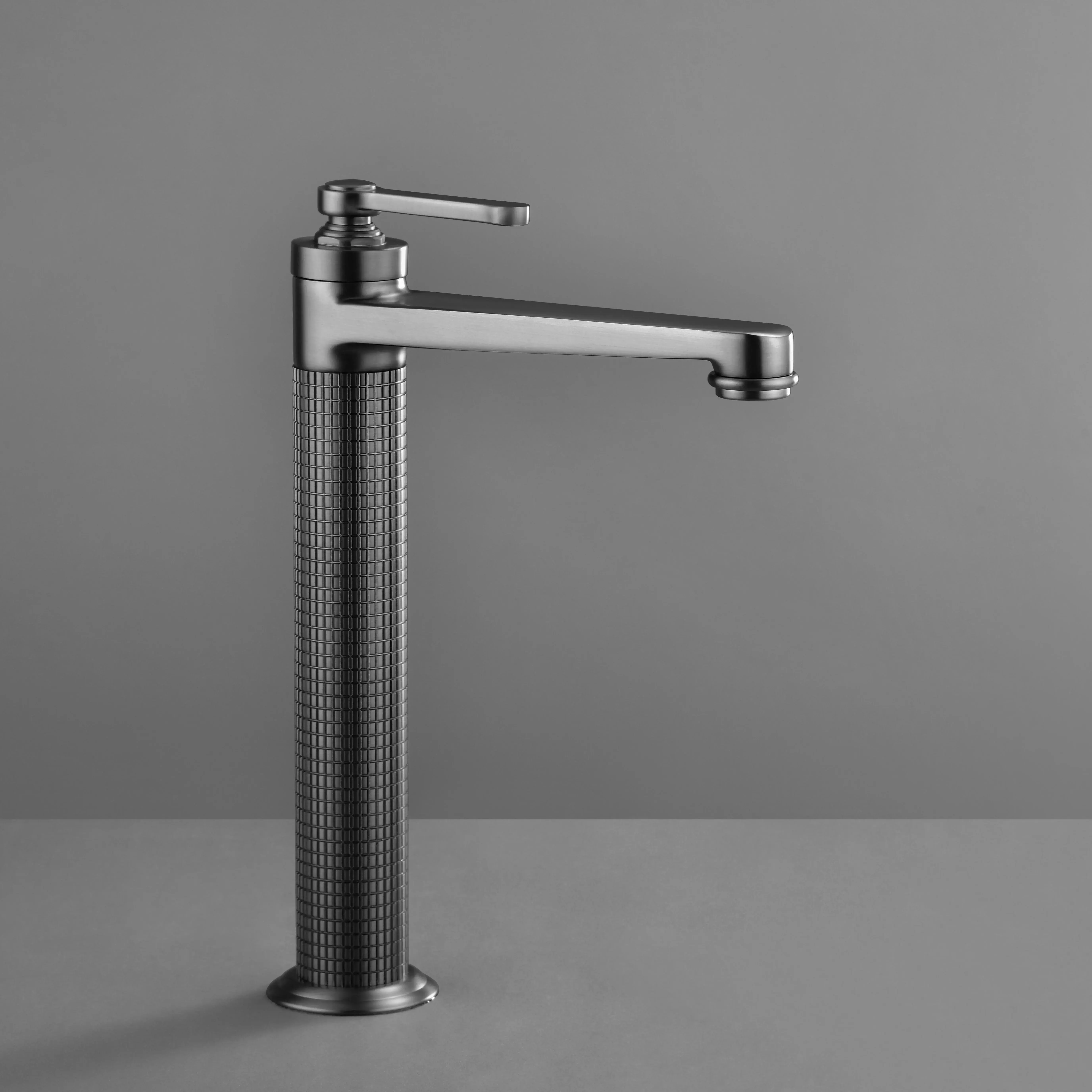Mitigeur lavabo surélevé cannelé César en gun métal mat, finition élégante et moderne, corps texturé, poignée fine, idéal pour une salle de bain au style contemporain.