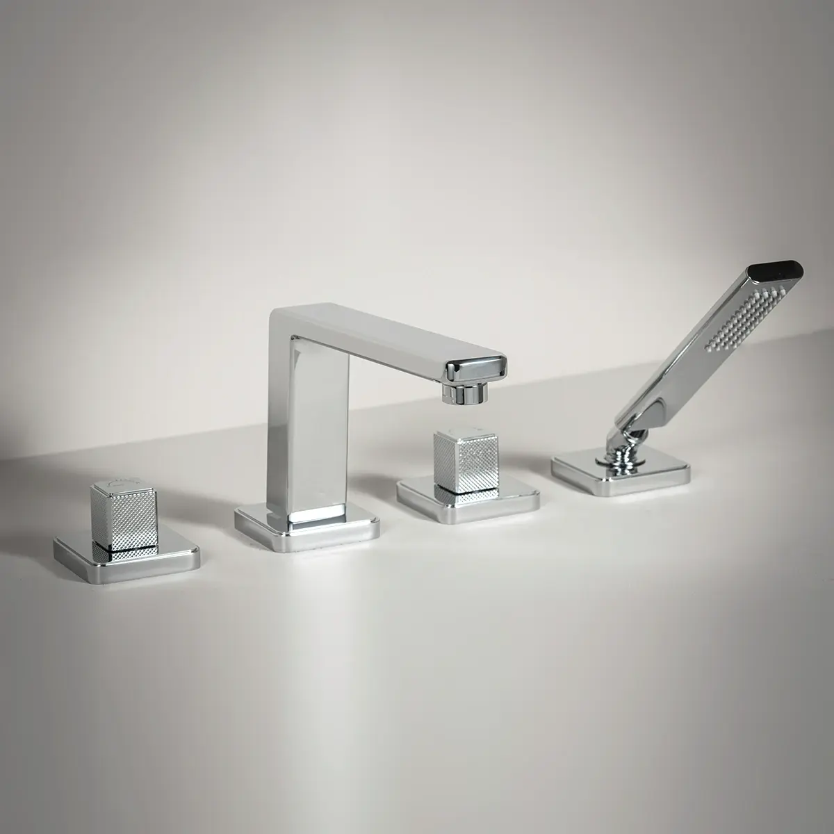 Mitigeur de bain de plage Star finition Chromé brillant avec manette cannelée, pour baignoire îlot ou encastrable.