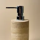 distributeur-savon-rond-pompe-chromee-travertin-beige-petra-masalledebain.webp