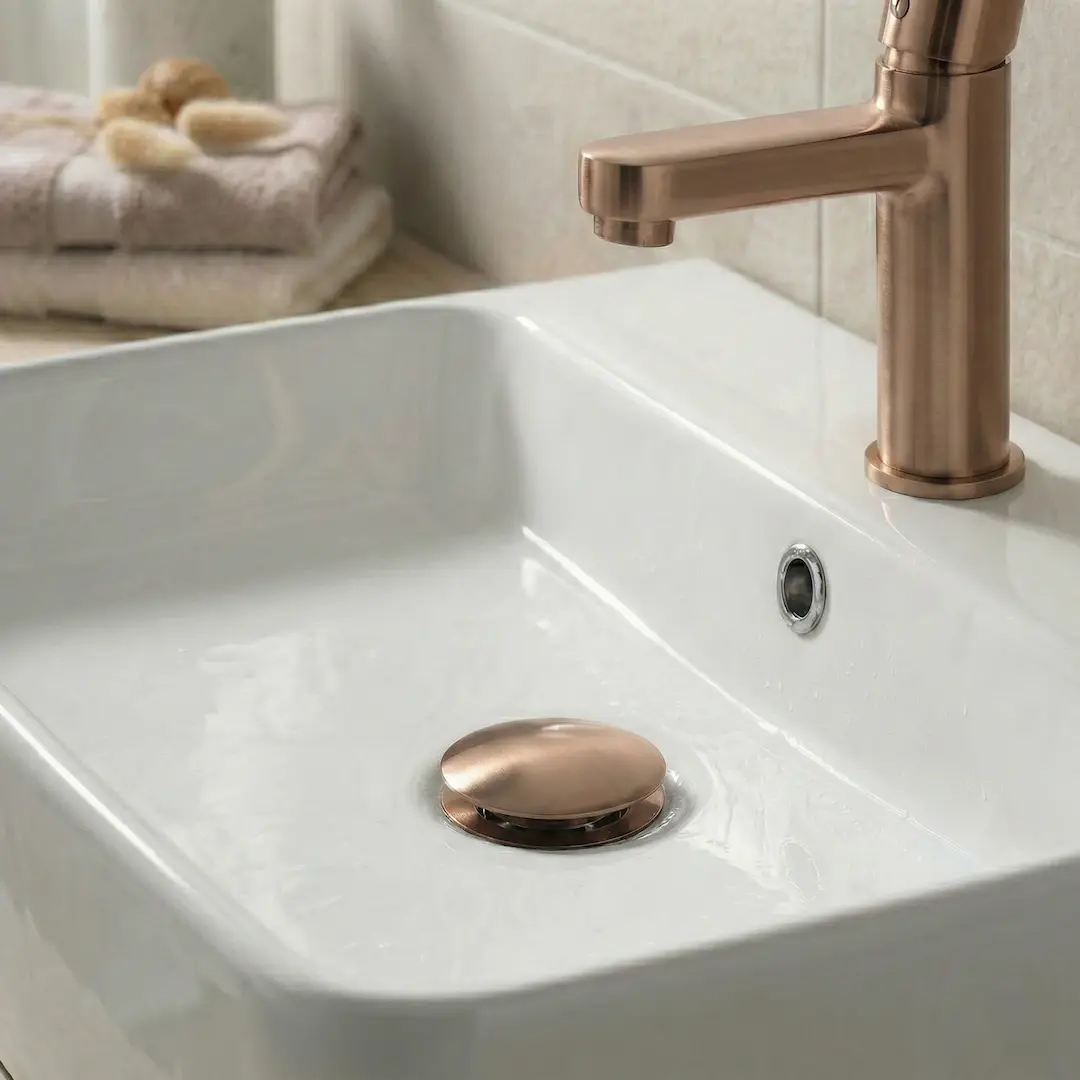 Bonde de lavabo universelle clic-clac en inox brossé, finition doré rose élégante.