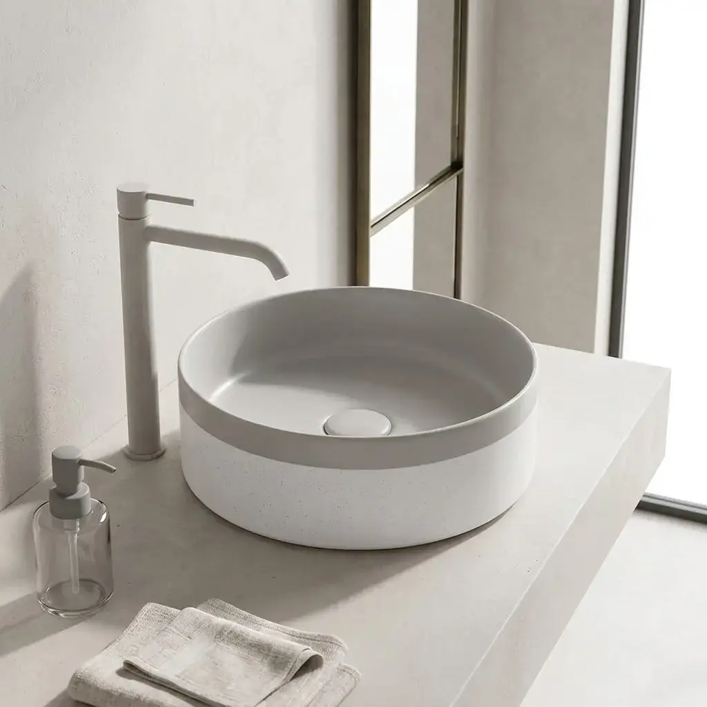 Vasque à poser bicolore au design moderne, avec intérieur et rebord gris clair mat sur base blanche, idéale pour une salle de bain épurée.