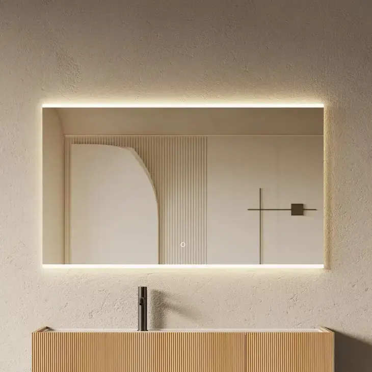 Grand miroir rectangulaire rétroéclairé LED Loren 120x70 cm avec système anti-buée suspendu dans une salle de bain moderne