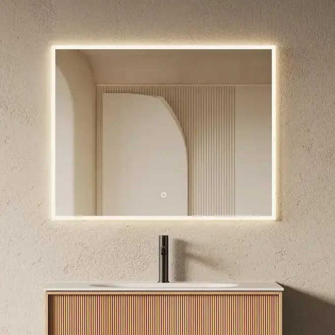 Miroir LED rectangulaire avec antibuée intégré Noa 90x70 cm posé au-dessus d'un meuble simple vasque