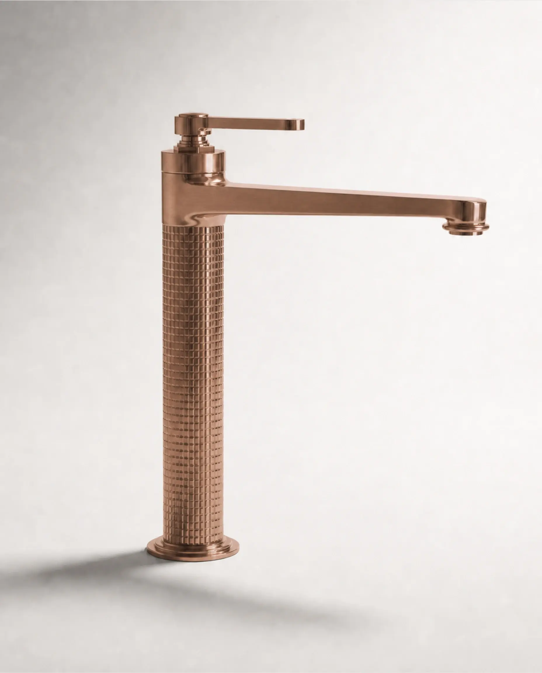 Mitigeur lavabo surélevé cannelé César en finition doré rose brossé, design moderne et élégant, poignée ergonomique et corps texturé pour une touche luxueuse dans la salle de bain.