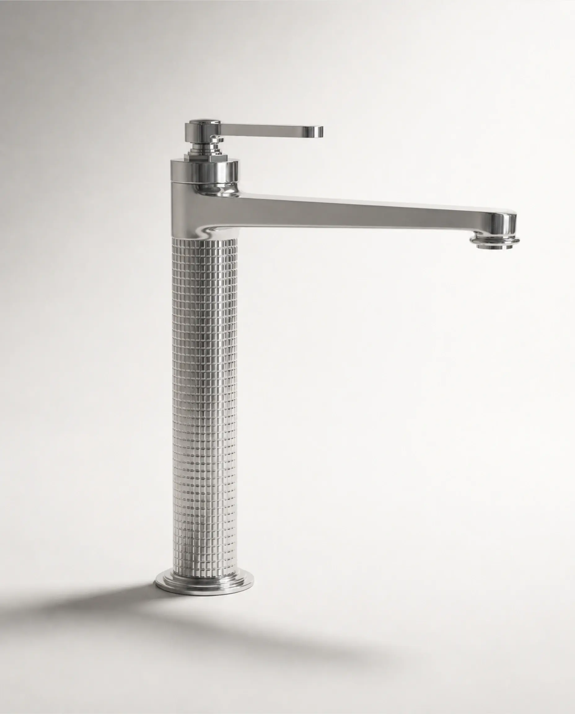 Mitigeur lavabo surélevé cannelé César en chrome, finition brillante et miroir, corps texturé, design minimaliste et poignée fine pour une salle de bain contemporaine.