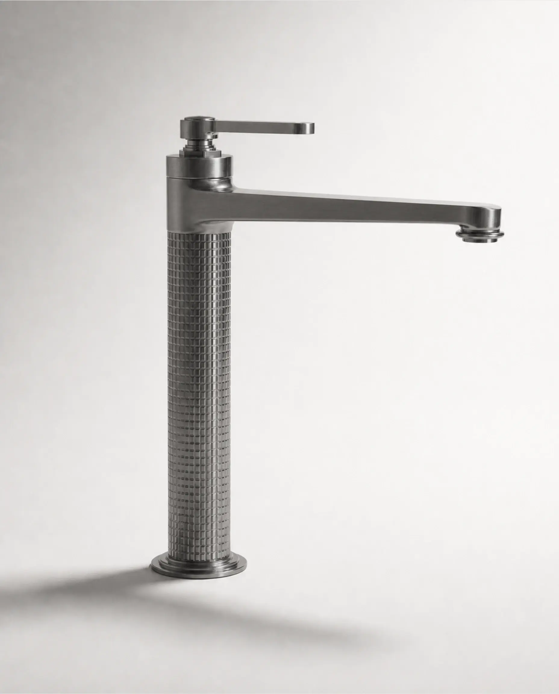Mitigeur lavabo surélevé cannelé César en gun métal mat, finition élégante et moderne, corps texturé, poignée fine, idéal pour une salle de bain au style contemporain.