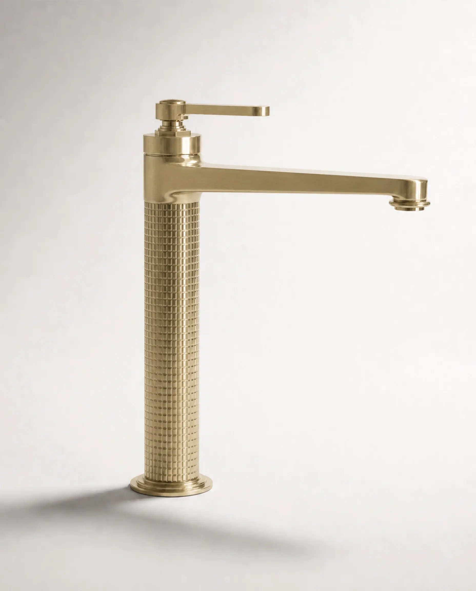 Mitigeur lavabo surélevé cannelé César en doré, finition brillante, silhouette élancée, corps texturé et poignée fine, idéal pour une salle de bain luxueuse.