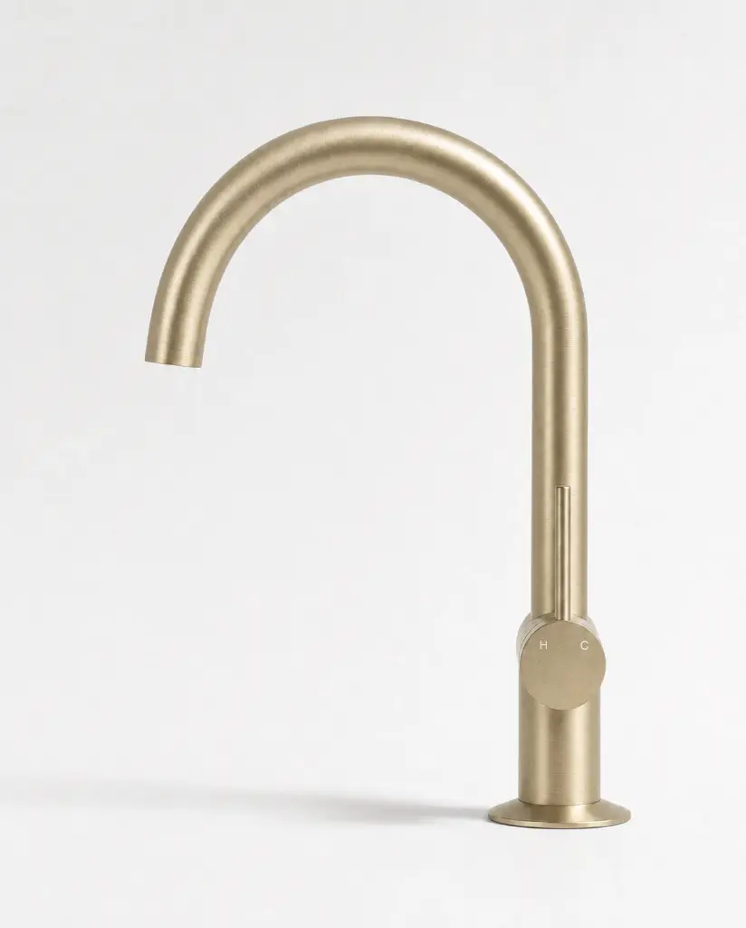 robinet-madeleine-cygne-champagne-brossé-2.webp