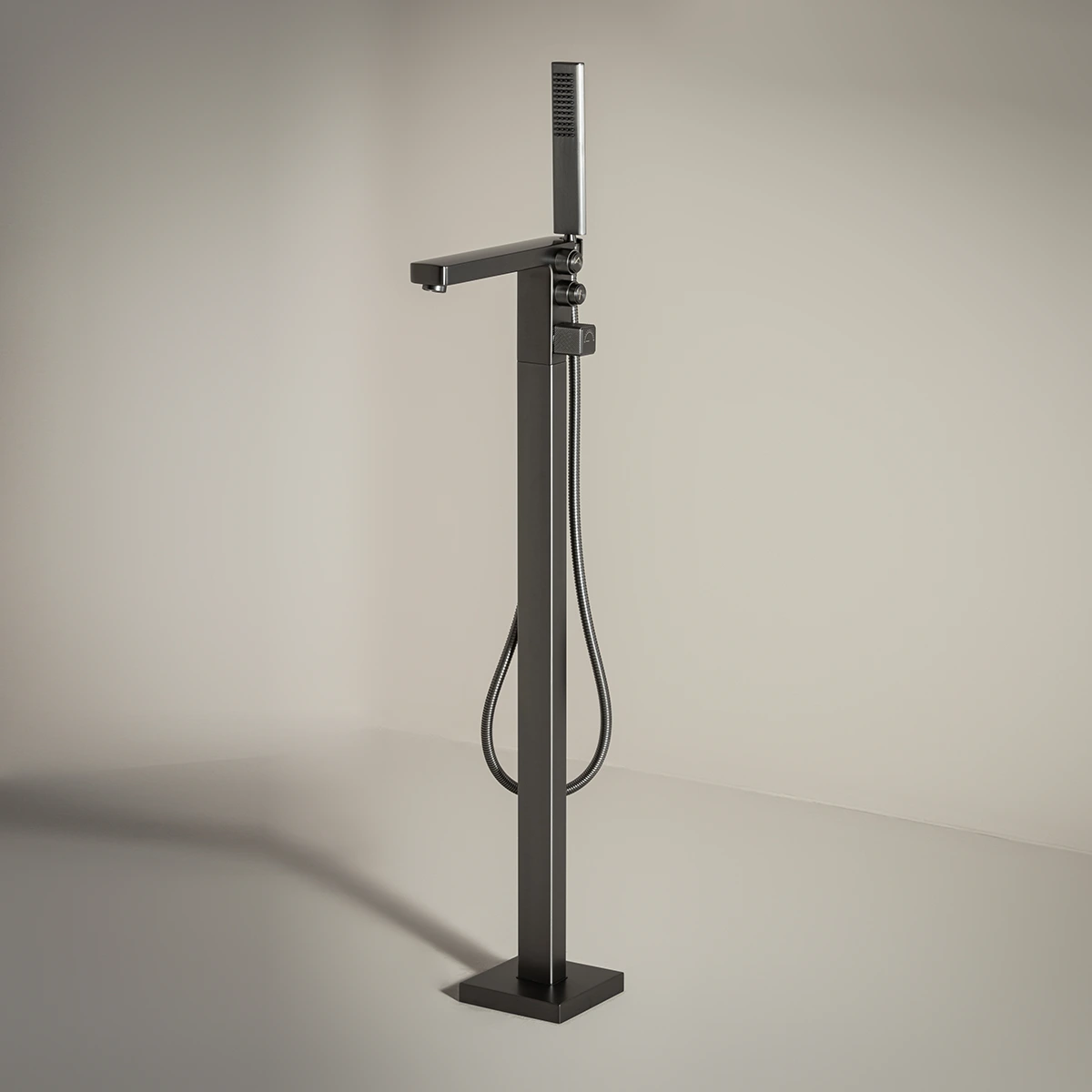Mitigeur de bain au sol Star finition Gun métal avec manette cannelée pour baignoire îlot.