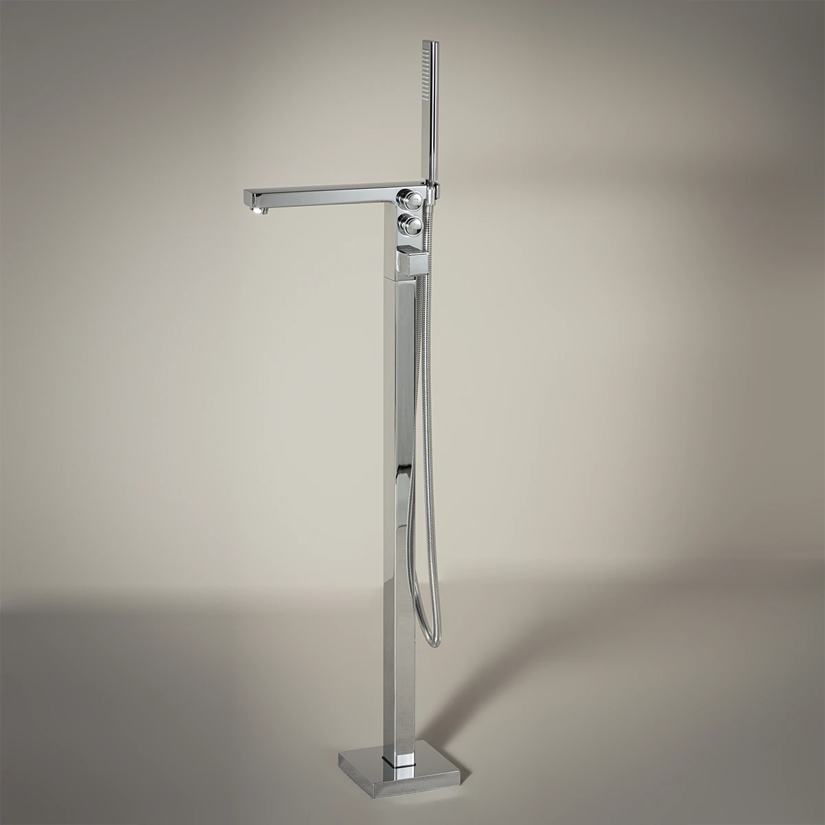 Mitigeur de bain au sol Star finition Chromé brillant avec manette cannelée pour baignoire îlot.