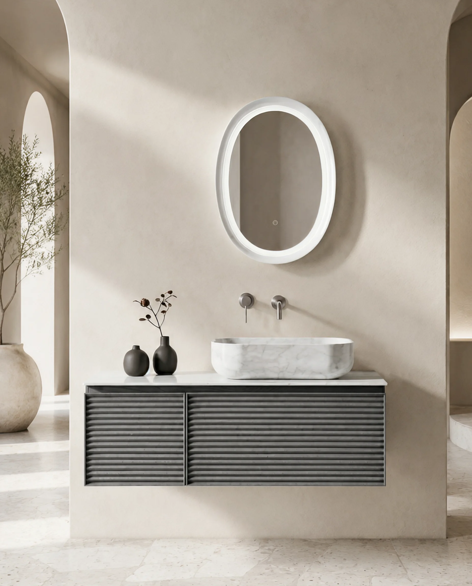 Meuble de salle de bain contemporain Etto 120 cm avec façade striée à deux tiroirs, plan en marbre blanc de Carrare et vasque disposée à droite