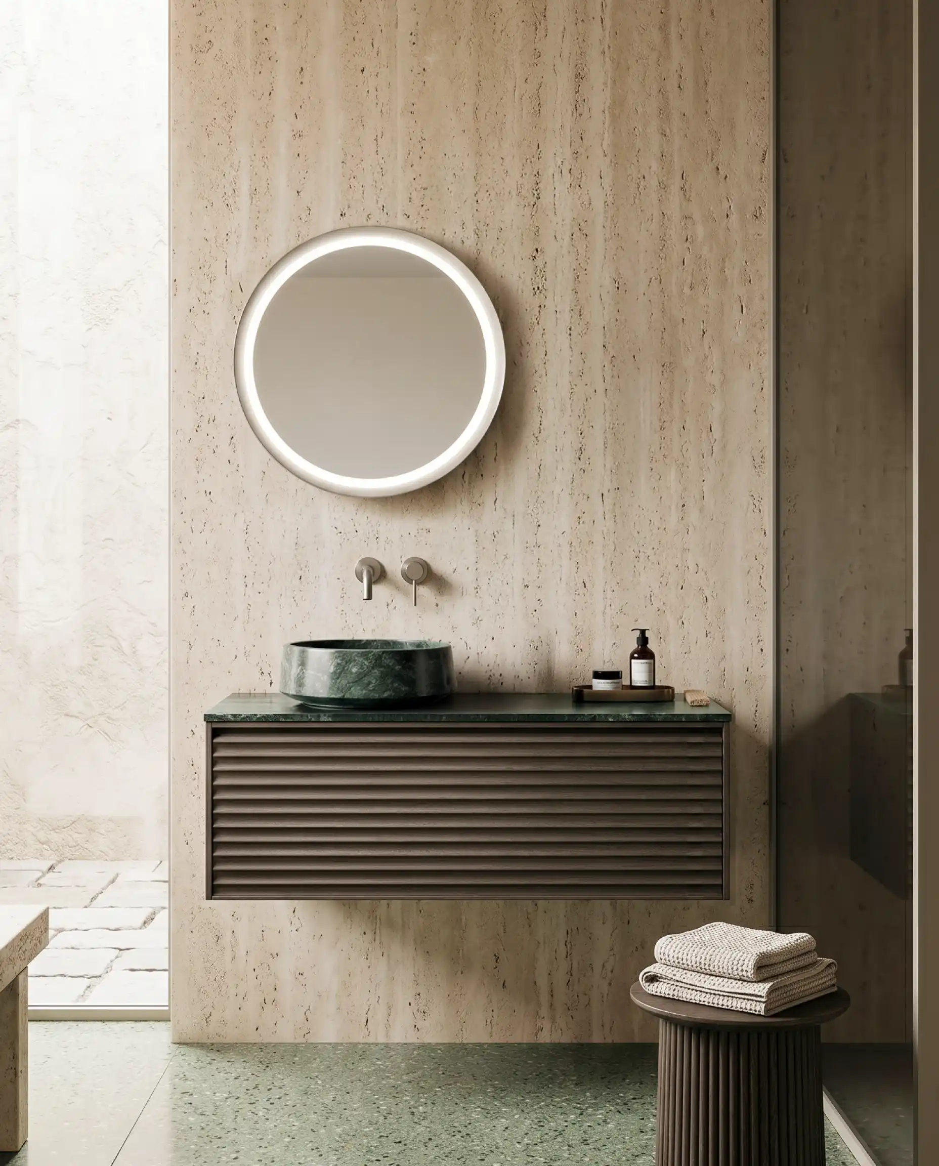 Meuble de salle de bain suspendu Verde 90 cm en bois foncé à lattes avec vasque à poser en marbre vert, éclairage LED inférieur et miroir rond rétroéclairé.
