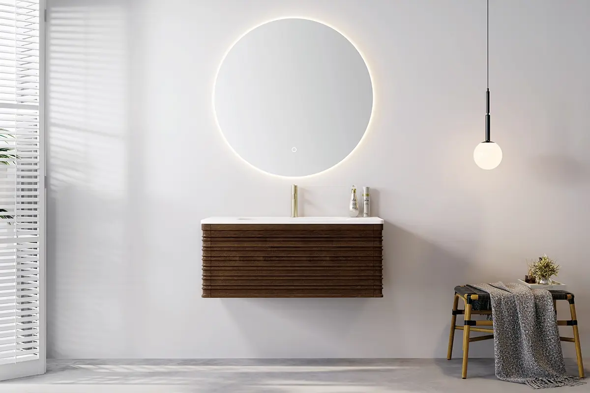 Ensemble meuble vasque 100 cm noyer avec vasque moulée blanche et miroir LED Ø95 cm collection Riga - composition élégante alliant naturel et modernité avec meuble suspendu en placage noyer nervuré, vasque blanche moulée sans joint pour un entretien facile, et miroir rond rétroéclairé à LED de 95 cm pour une ambiance lumineuse raffinée et contemporaine