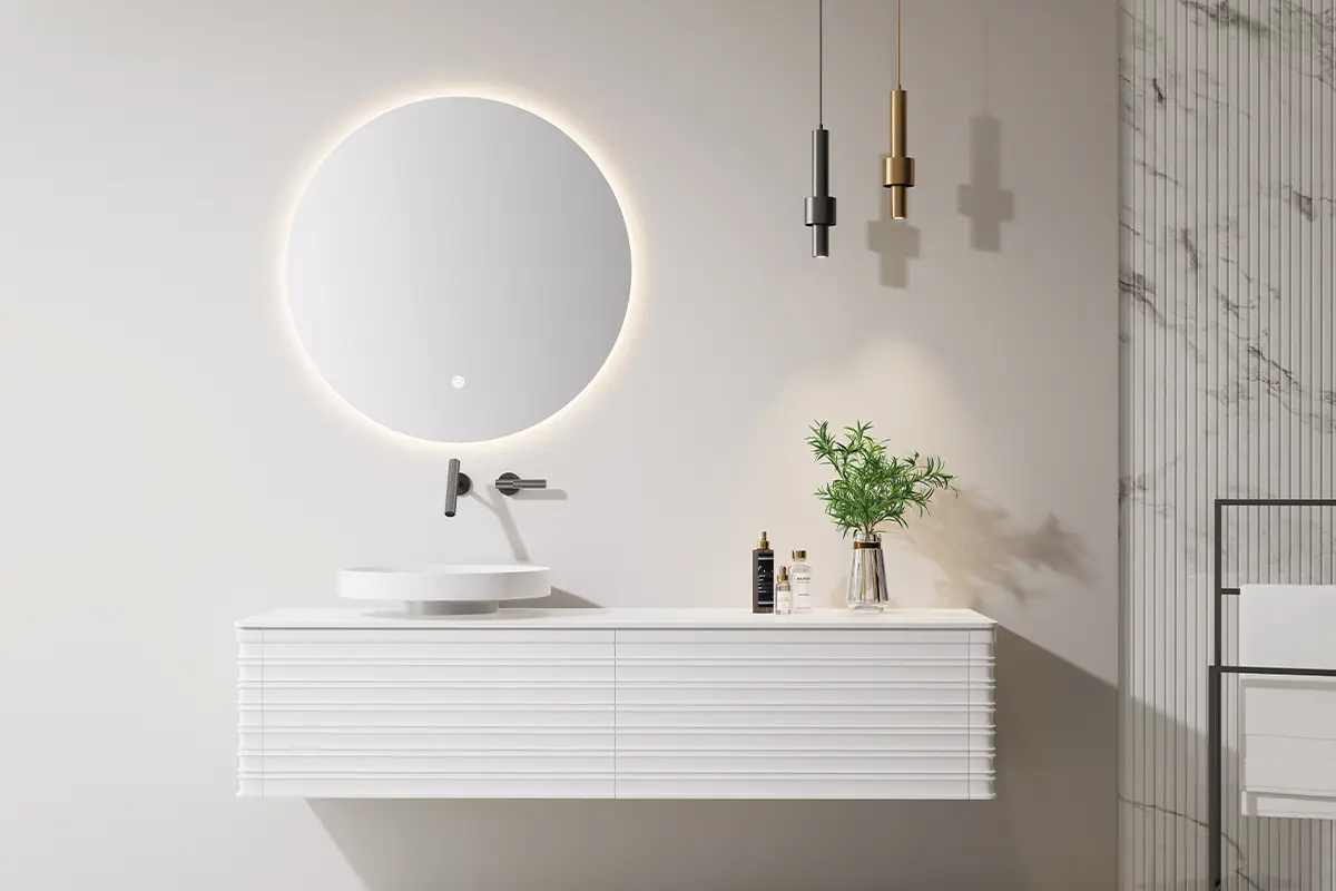 Ensemble meuble vasque 180 cm blanc mat Paradis avec vasque à poser en résine blanche, plan pierre blanche et miroir LED rond Ø95 cm – design contemporain à façade rainurée, lignes épurées et finition mate pour une salle de bain lumineuse et minimaliste