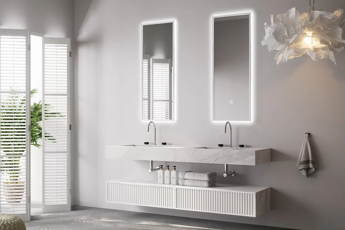 Ensemble double vasque vue de face 180 cm Riviera avec plan Carrara mat, meuble bas blanc cannelé et deux miroirs LED laque 50x120 cm – design lumineux, lignes épurées et finition marbrée élégante