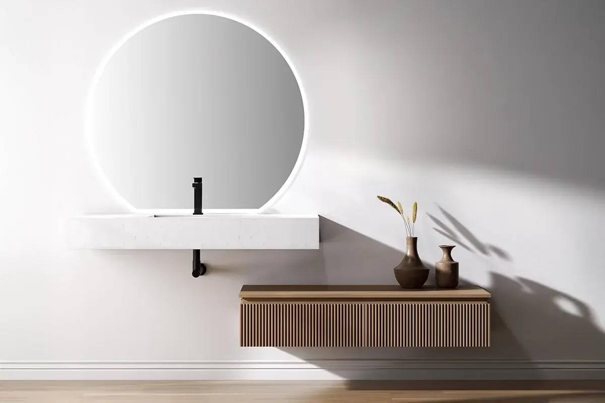 Ensemble vasque 120 cm Tivel avec plan Carrara mat, meuble bas suspendu chêne cannelé et miroir LED rond sans cadre 120x110 cm – design épuré, finition bois clair et marbre blanc mat
