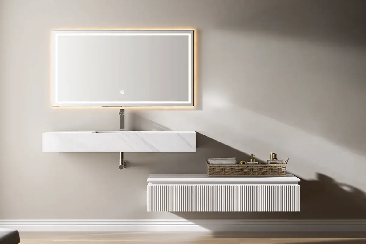 Ensemble vasque 120 cm Tivel avec plan Carrara mat, meuble bas blanc cannelé et miroir LED 120x60 cm – design épuré et lumineux avec finitions marbrées et lignes verticales modernes