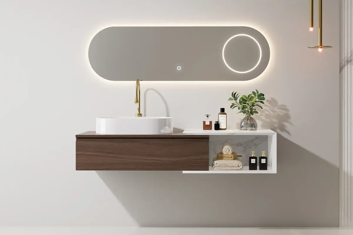 Ensemble meuble vasque 90 cm Streich avec meuble noyer, vasque blanche posée, module ajustable Carrara brillant et miroir LED ovale 140x45 cm – design asymétrique, fonctionnel et raffiné