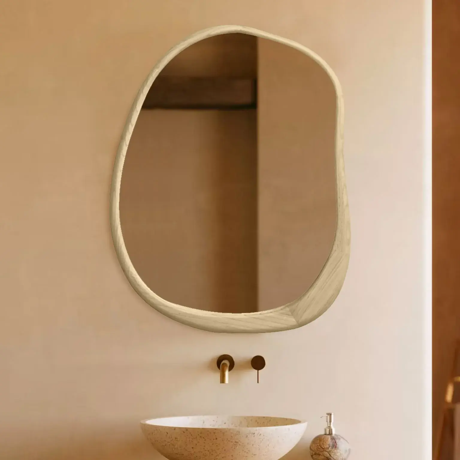 Miroir de forme organique avec cadre en chêne clair