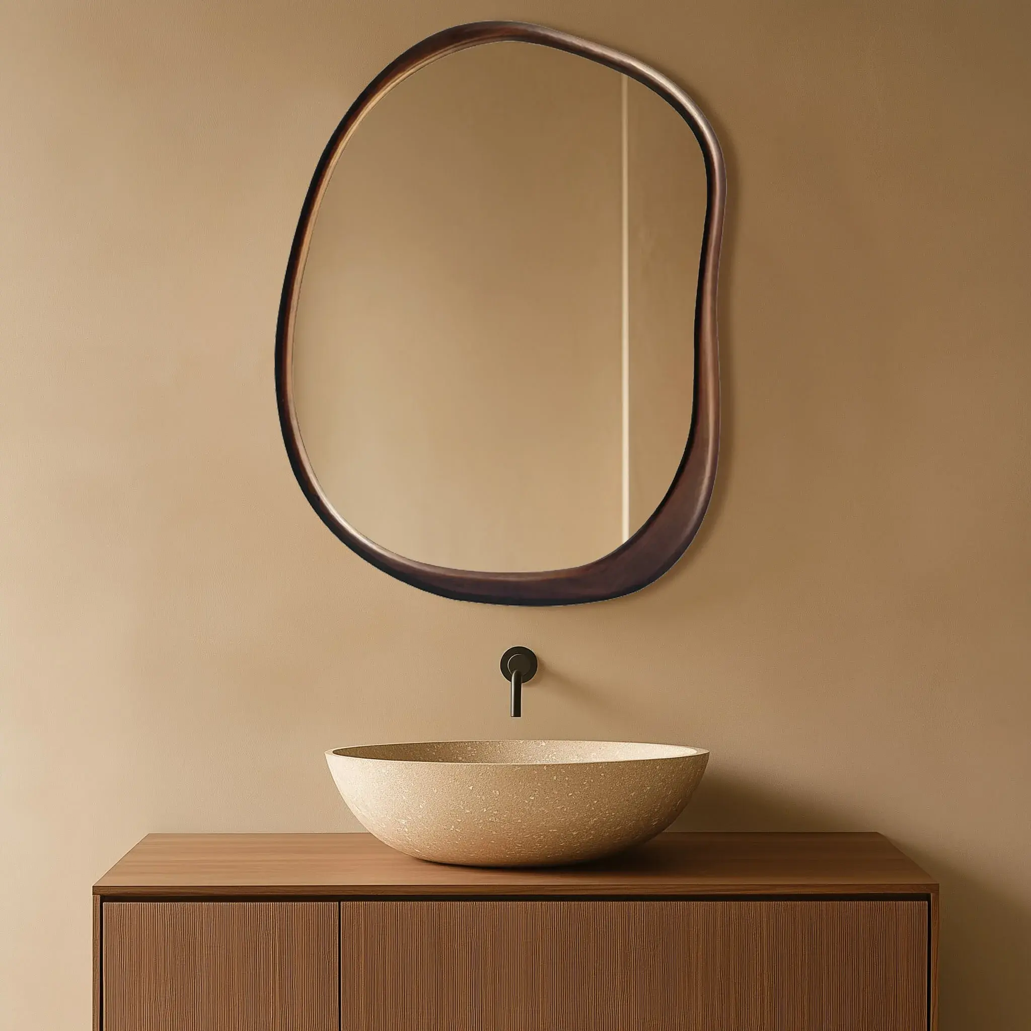 Miroir de forme organique avec cadre en bois