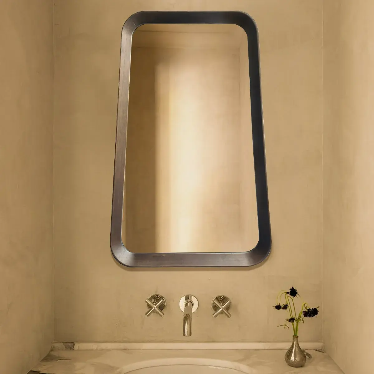 Miroir de forme trapèze avec cadre en bois noyer