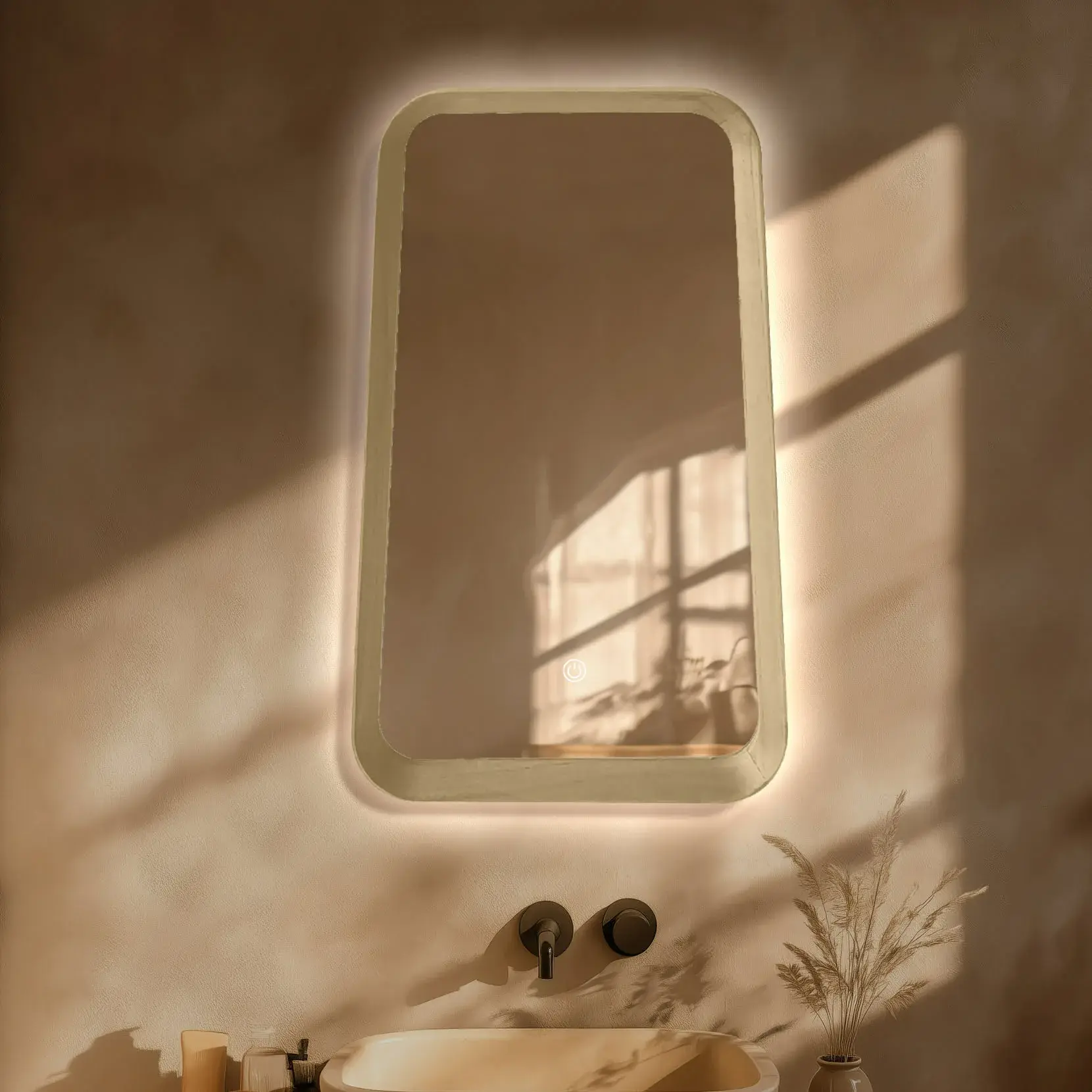 Miroir de forme trapèze avec cadre en bois chêne clair avec un bouton pour le rétroéclairage