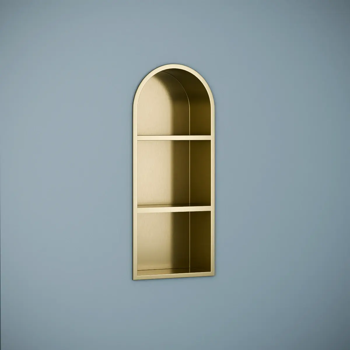Niche murale arrondie à encastrer en inox finition doré brossé , avec trois niveaux de rangement. Une solution élégante et moderne pour la douche ou la salle de bain.
