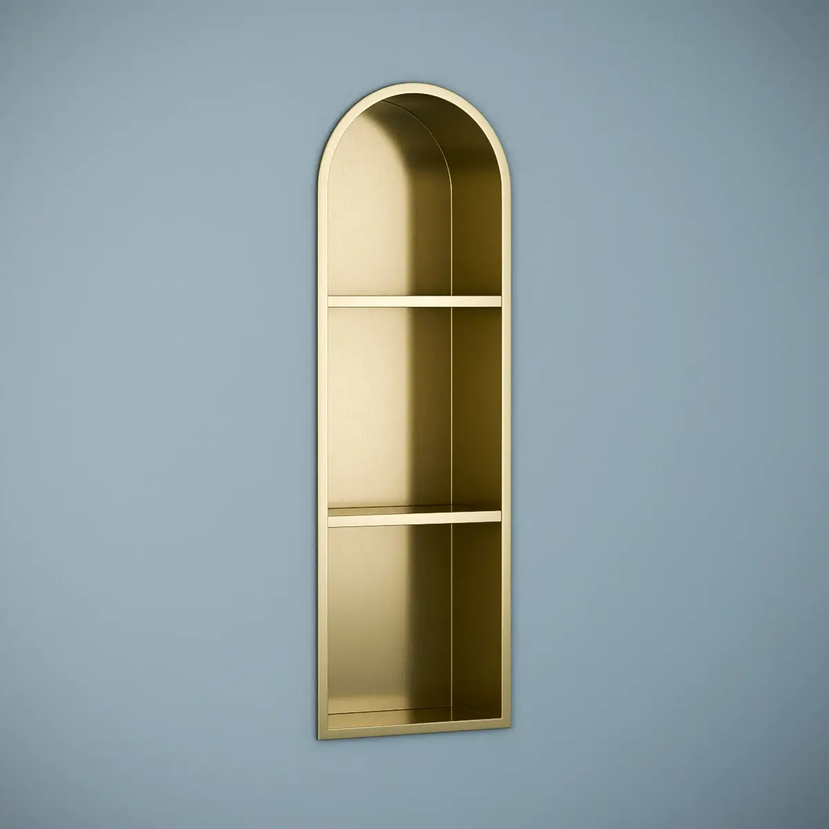 Niche murale arrondie à encastrer en inox doré, avec trois étagères intégrées. Design épuré et raffiné pour un style luxueux dans la salle de bain.