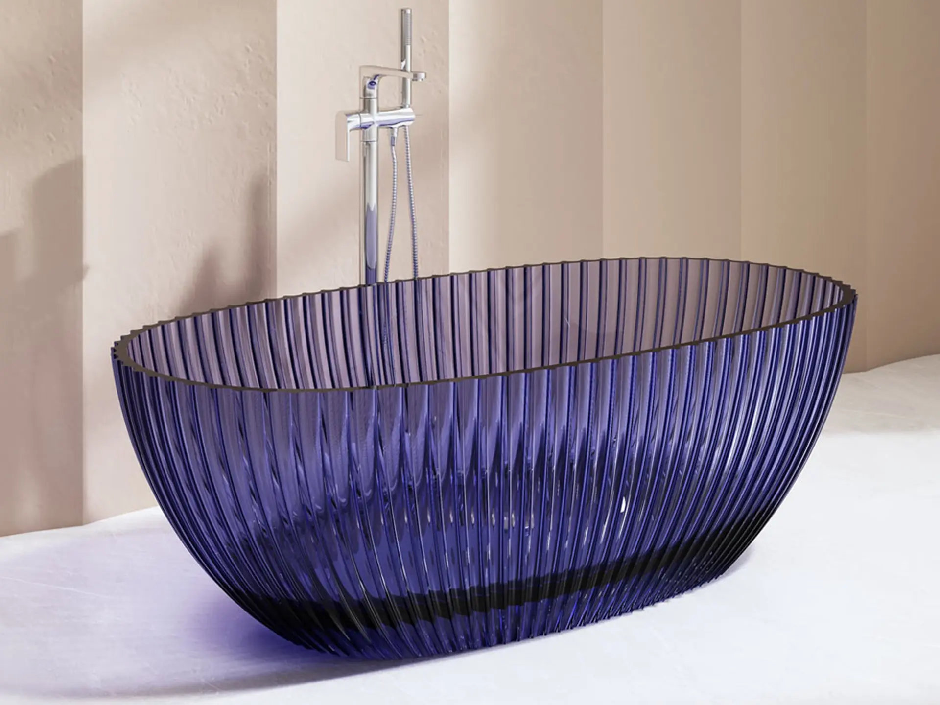 Baignoire îlot ovale en résine transparente violette (Purple), finition cannelée, posée sur un sol clair avec robinetterie sur pied assortie.