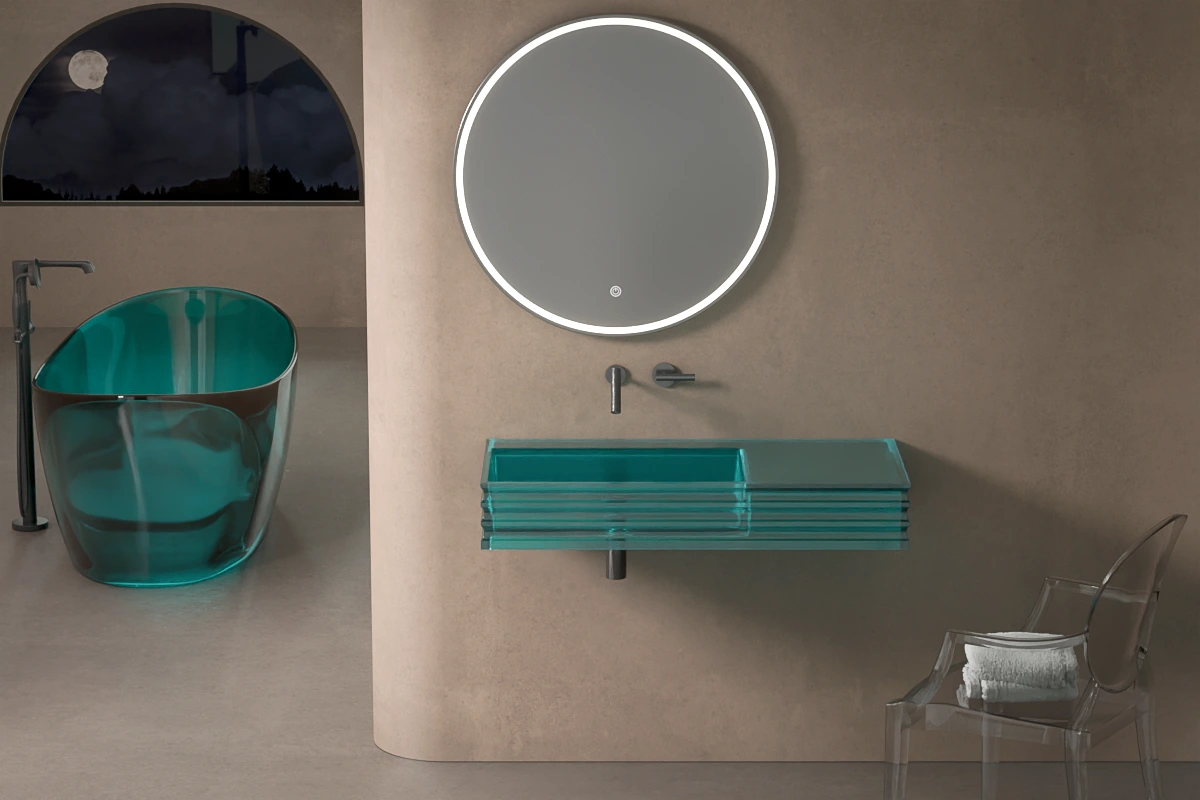 Plan vasque suspendu transparent en verre bleu, finition brillante, avec vasque intégrée à droite, robinetterie murale noire mate.