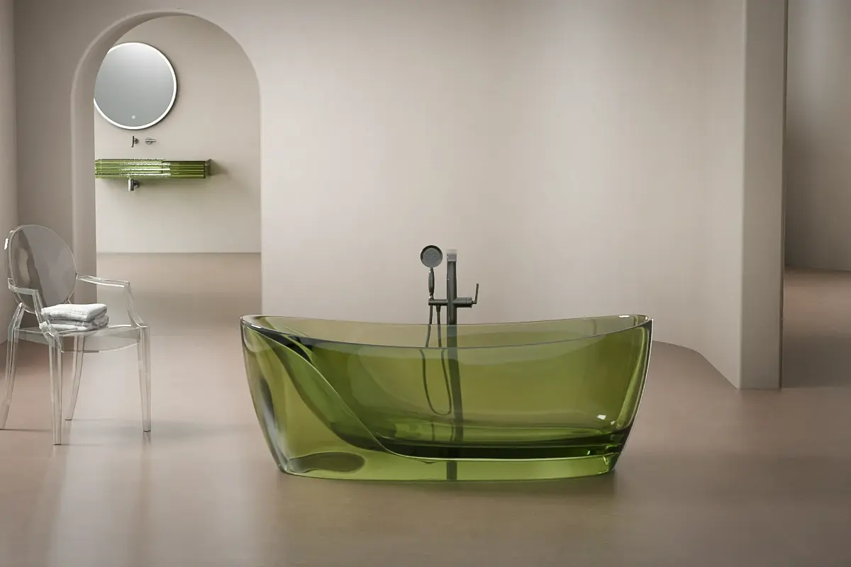 Baignoire îlot verte en résine translucide, aux formes pures et structure marquée, posée en lumière naturelle.