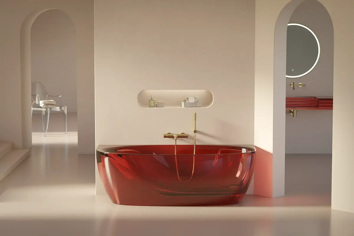 Baignoire semi-îlot en résine rouge transparente, adossée au mur blanc, formes courbes, ambiance vive et lumineuse.