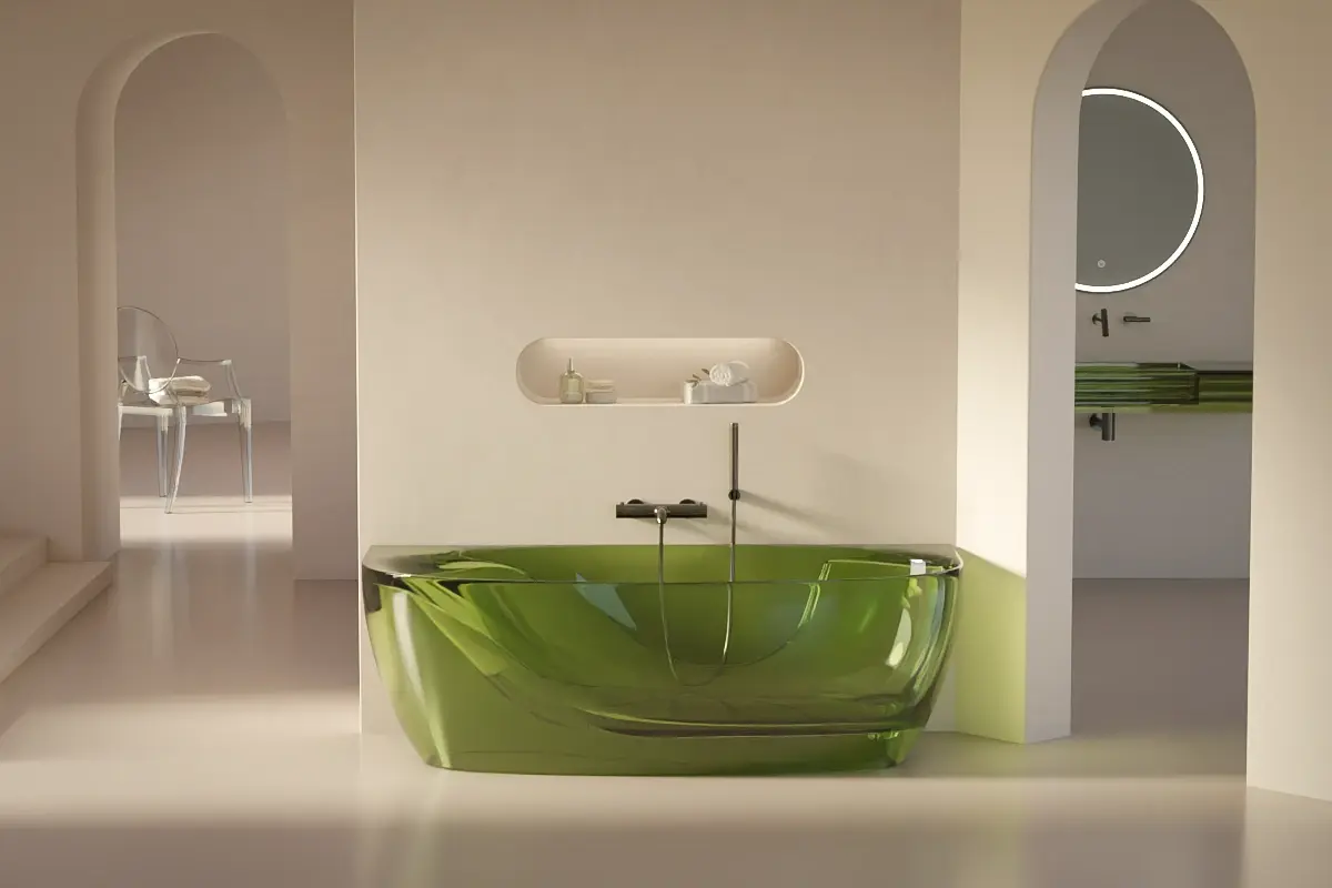 Baignoire semi-îlot en résine transparente verte, fixée partiellement au mur blanc, forme organique aux bords doux.
