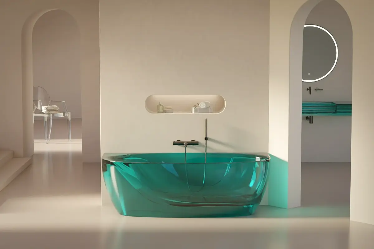 Baignoire semi-îlot adossée au mur en résine transparente bleu azur, lignes douces, ambiance lumineuse et contemporaine.