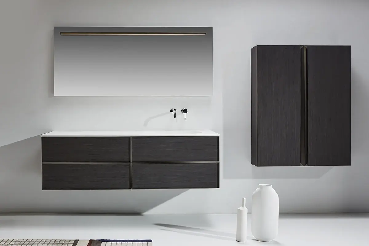 Ensemble salle de bain épuré et fonctionnel composé d’un meuble en bois naturel 160x55 cm avec vasque moulée en Solid Surface blanc mat. Le miroir large est accompagné d’un rangement intégré, discret et pratique, pour structurer l’espace tout en optimisant le quotidien. L’esthétique est sobre, chaleureuse et contemporaine, idéale pour une salle de bain design et organisée.