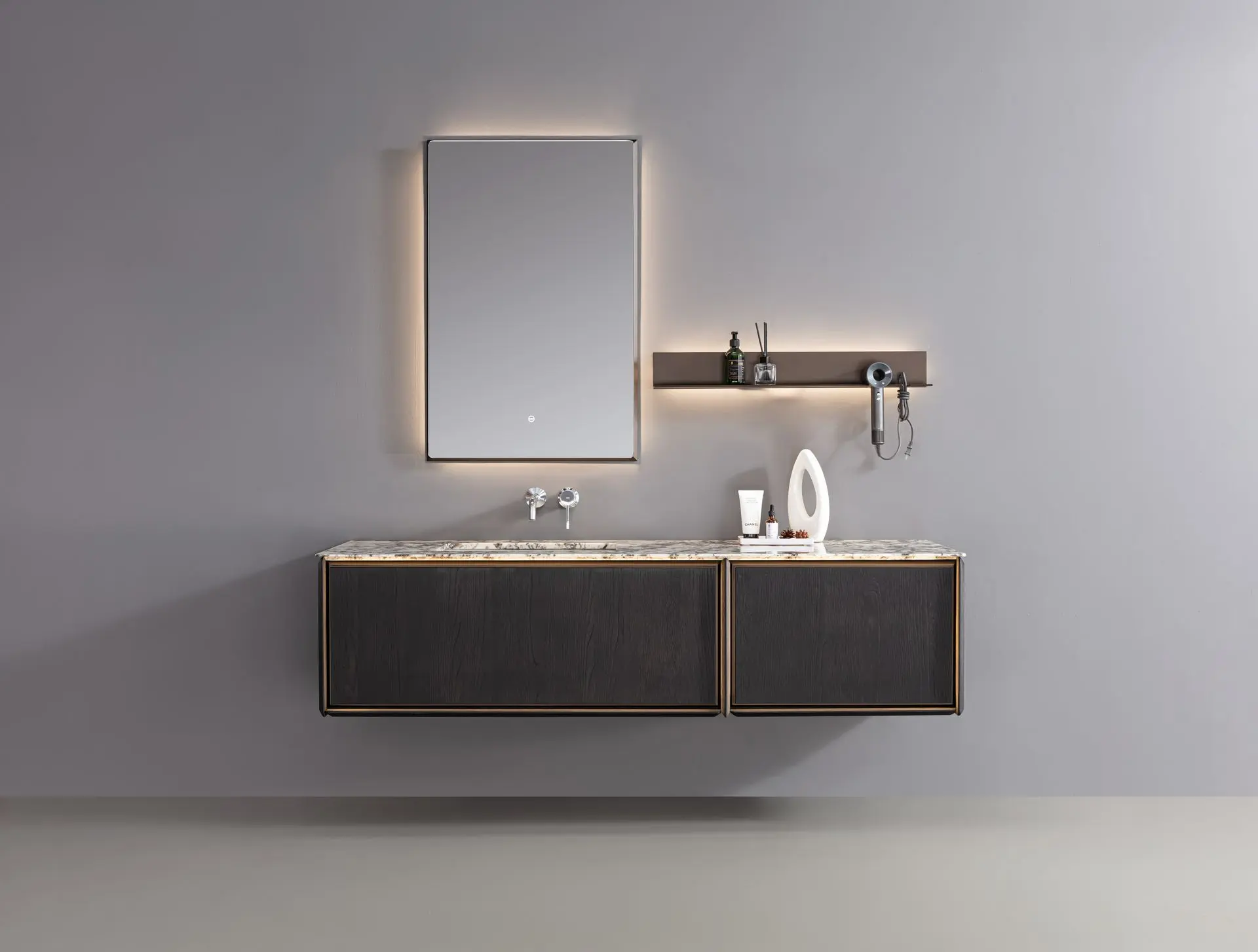 Cet ensemble de salle de bain contemporain se compose d’un meuble vasque suspendu en bois ébène, d’un plan en marbre véritable, d’un miroir rectangulaire rétroéclairé et d’une étagère assortie. Les lignes épurées et les finitions élégantes créent une ambiance moderne et raffinée.