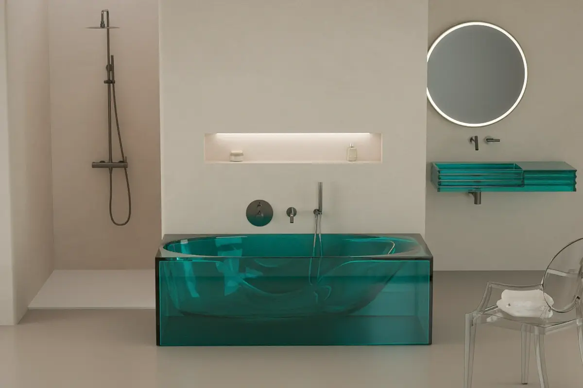 Baignoire îlot en résine bleue transparente, installée en îlot central, éclairage naturel soulignant la brillance et la profondeur de la teinte.