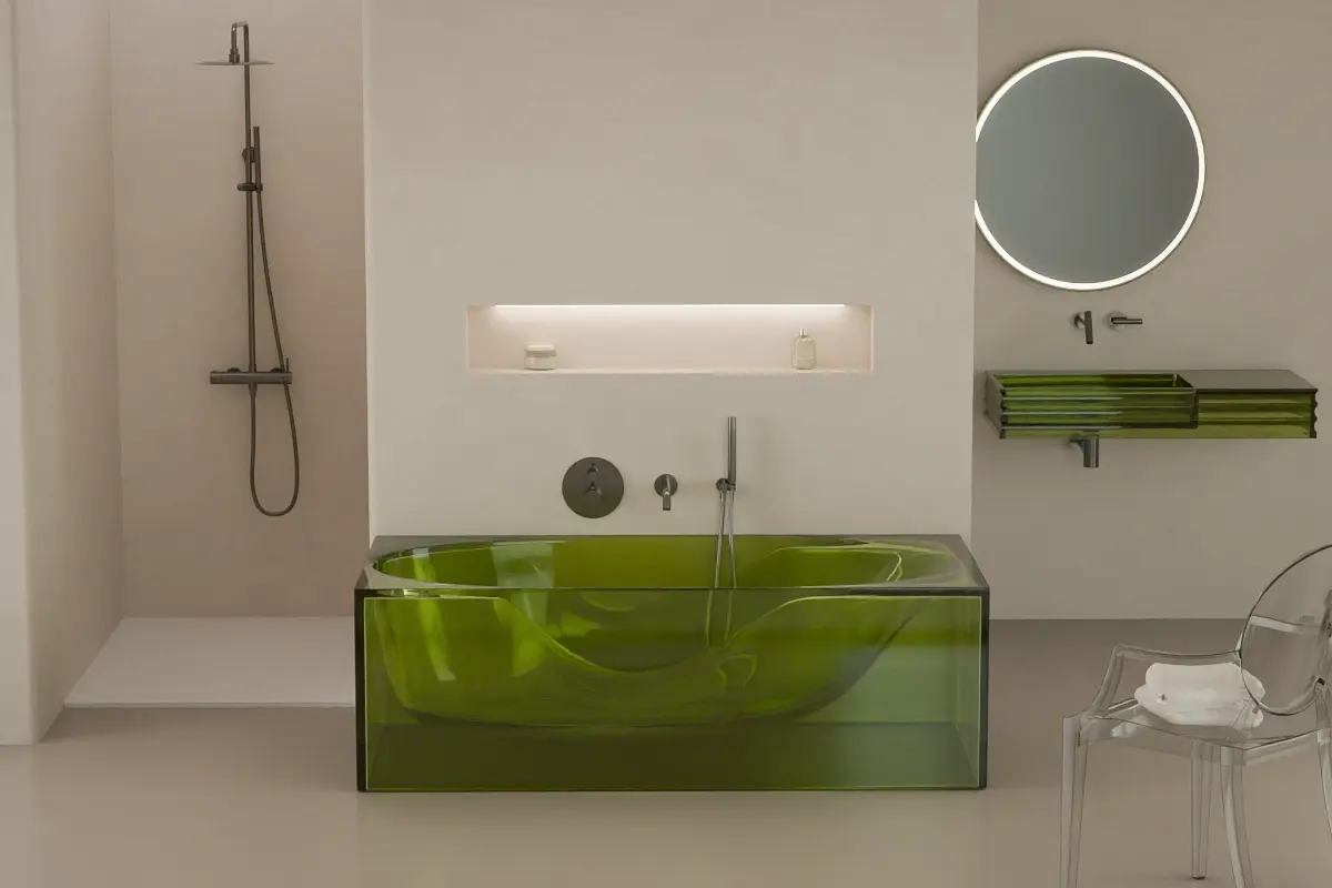 Baignoire îlot en résine verte transparente, posée au centre d’un espace lumineux, forme fluide et enveloppante, effet verrier.