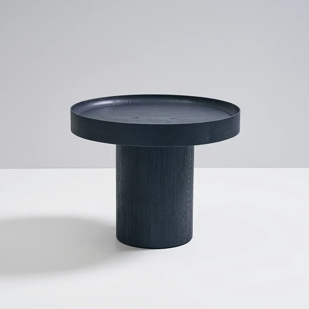 Desserte de salle de bain ronde en bois finition Ink Grey, composée d'un plateau circulaires. Compacte et élégante, elle offre une solution de rangement pratique pour les produits de beauté, serviettes ou objets décoratifs. Sa teinte sombre et profonde ajoute du contraste et du caractère à l’espace.