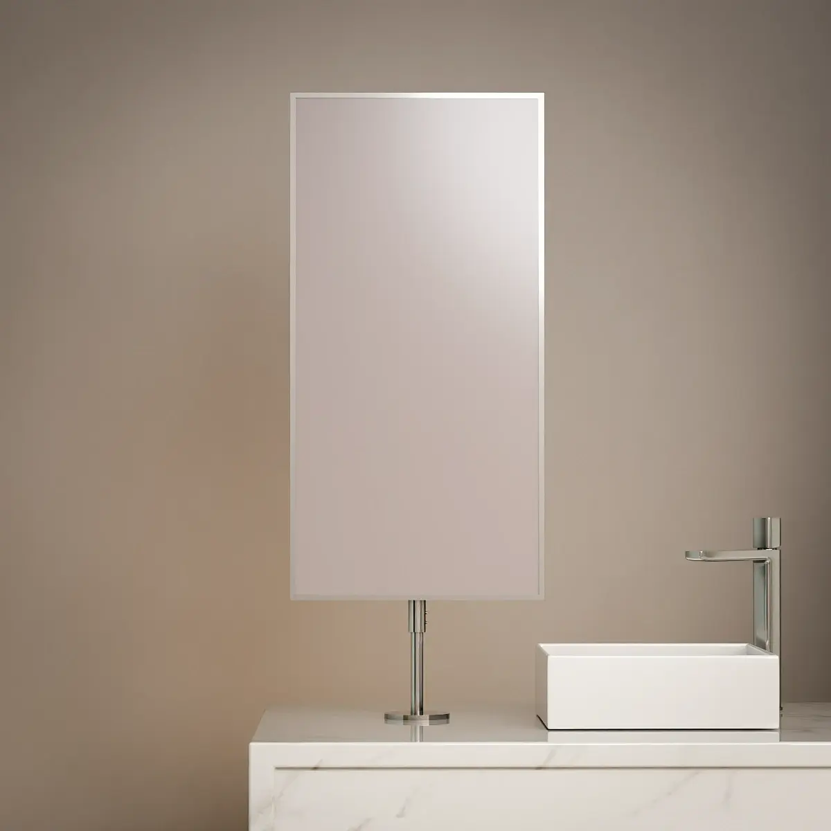 Miroir Chatelet 40x80 cm fixé sur plan de toilette avec tube chromé réglable de 60 cm, devant une vasque rectangulaire blanche sur meuble bois clair et robinet noir mat