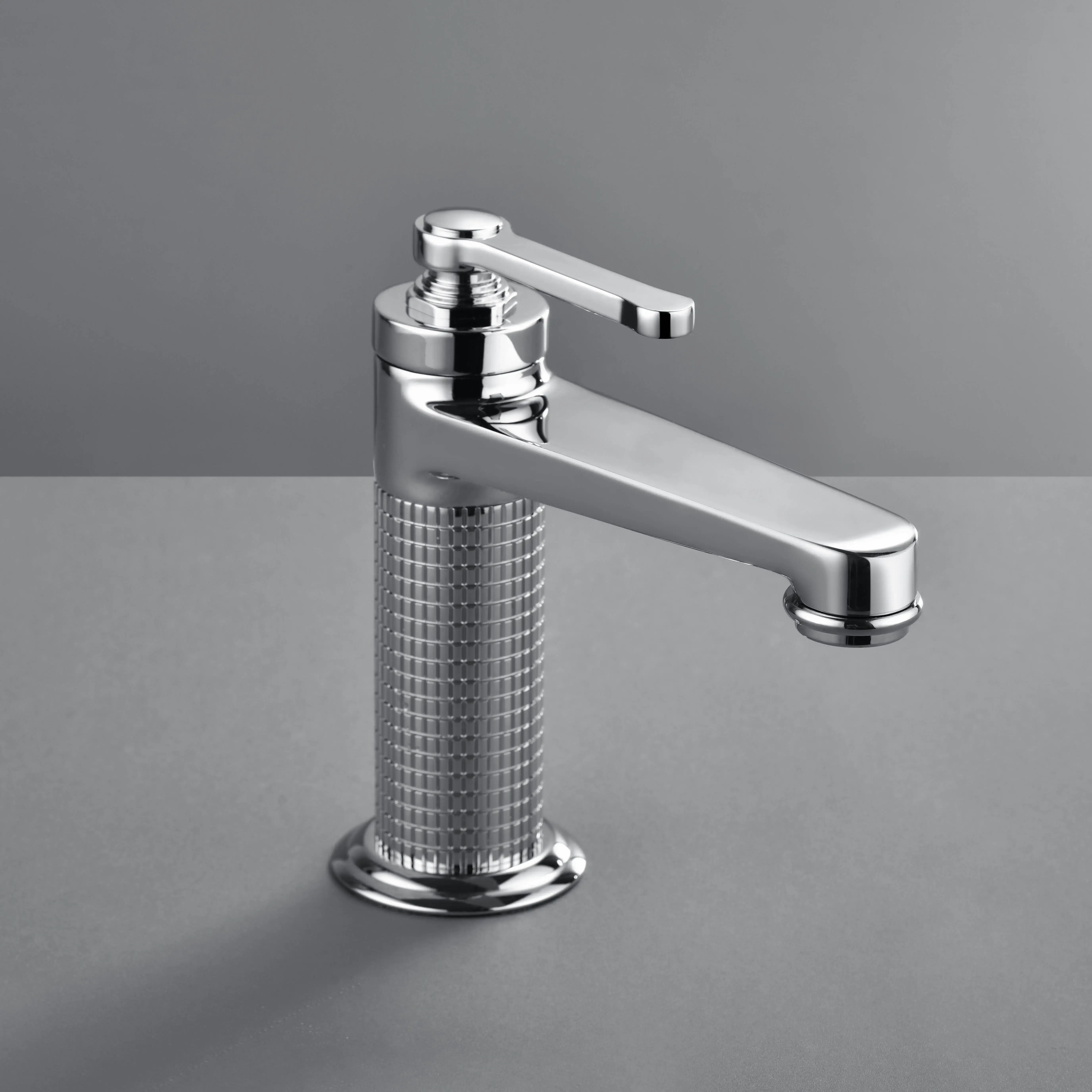 Mitigeur bas César finition chrome avec corps guilloché, installé sur plan avec vasque encastrée