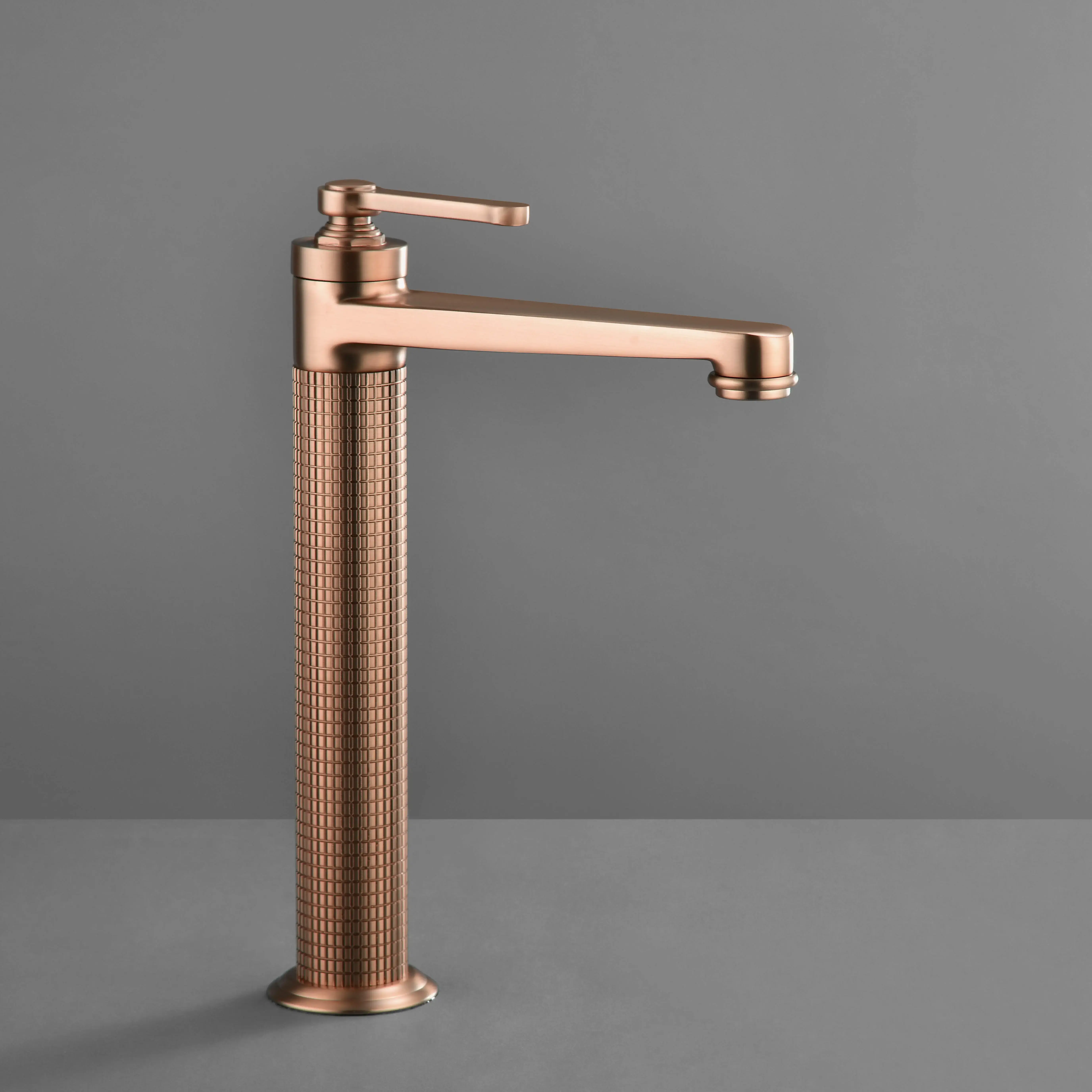 Mitigeur lavabo surélevé cannelé César en finition doré rose brossé, design moderne et élégant, poignée ergonomique et corps texturé pour une touche luxueuse dans la salle de bain.